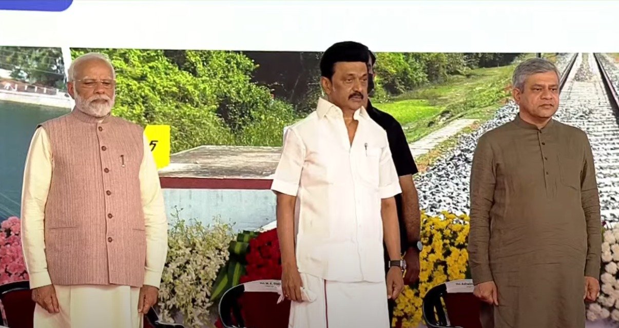  சுமார் 3, 700 கோடி ரூபாய் மதிப்பிலான புதிய திட்டங்களைப் பிரதமர் தொடங்கி வைத்தார். இந்நிகழ்ச்சியில் முதலமைச்சர் கலந்துகொண்டு உரையாற்றினார்.