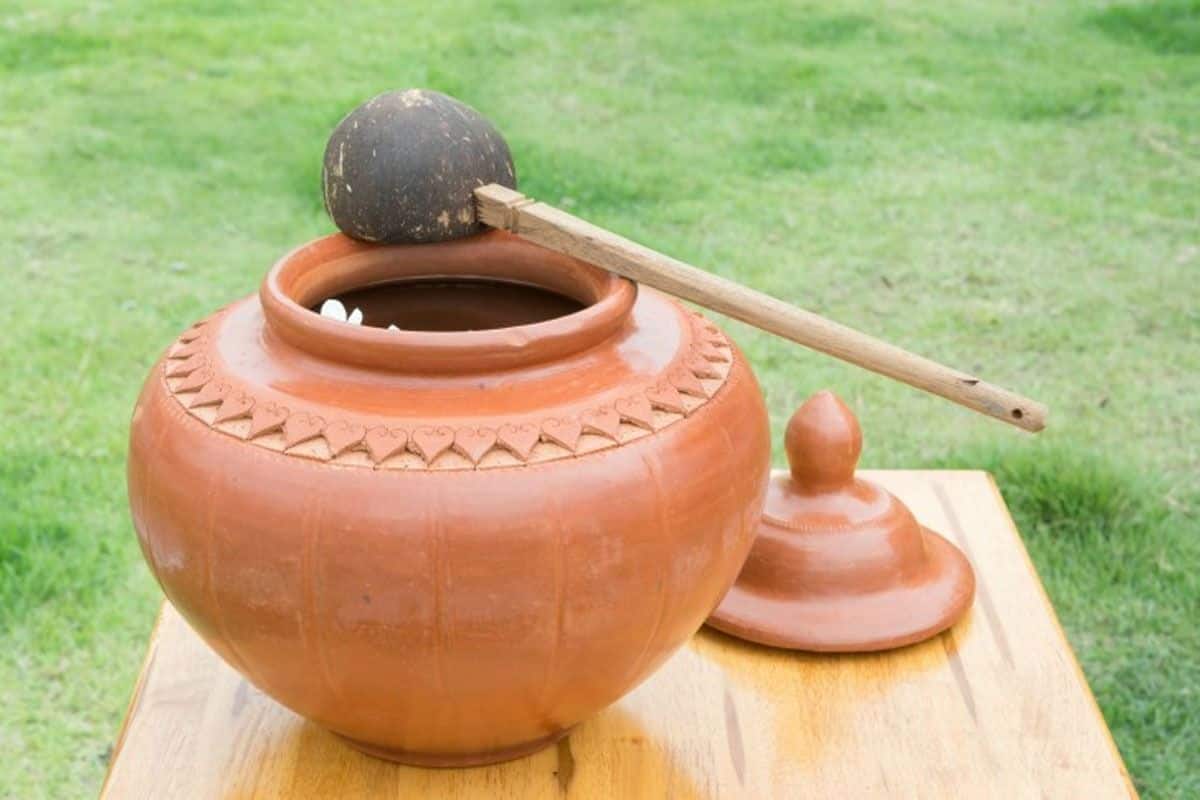  ,[object Object], நாம் எடுத்து கொள்ளும் உணவுகளில் பெரும்பாலானவை உடலில் அமிலத்தன்மையை உண்டாக்கி மாசுக்களை ஏற்படுத்துகின்றன. மனித உடல் இயற்கையில் அசிட்டிக் அதாவது அமிலத்தன்மை மிக்கது, அதே நேரம் களிமண் அல்கலைன் தன்மை அதாவது காரத்தன்மை கொண்டது. எனவே மண் பானைகளில் உள்ள தண்ணீரை நீங்கள் குடிக்கும் போது உங்கள் உடலின் அமில தன்மையுடன் வினைபுரிந்து சரியான pH சமநிலையை உருவாக்க மாற்றம் அதனை பராமரிக்க உதவுகிறது. மண்பானை தண்ணீர் குடிப்பதால் அசிடிட்டி மற்றும் வயிற்று பிரச்சனைகள் வராமல் இருக்க இதுவே காரணம்.