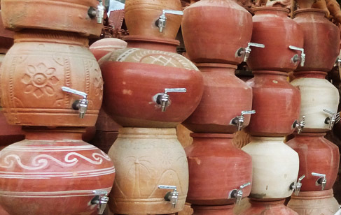  ,[object Object], கோடை காலத்தில் பெரும்பாலும் பலரும் ஐஸ் வாட்டர் குடிக்கவே விரும்புவார்கள். ஃபிரிட்ஜ்ஜில் வைக்கப்பட்ட தண்ணீரை அப்படியே நேரடியாக எடுத்து குடிப்பதால் அரிப்பு மற்றும் தொண்டை எரிச்சல் ஏற்படலாம். ஆனால் மண்பானை தண்ணீர் இது போன்ற எந்த சிக்கலையும் ஏற்படுத்தாது. பானை நீர் சரியான வெப்பநிலையில் இருப்பதால் வெயில் நேரத்தில் தொண்டைக்கு இதமான உணர்வை தருகிறது. மேலும் சளி மற்றும் இருமல் வராமல் தடுக்கிறது.