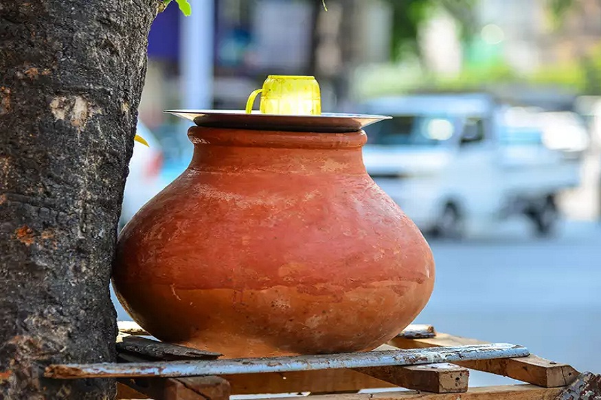  ,[object Object],களிமண் பானையில் வைக்கப்டும் தண்ணீரை தினமும் குடிப்பதால் வளர்சிதை மாற்றம் அதிகரிக்கும். ஏனெனில் களிமண்ணை கொண்டு இயற்கையான முறையில் தயாரிக்கப்படுகிறது மற்றும் இதில் எந்த வகையான கெமிக்கல்ஸ்களும் இல்லை. தவிர தண்ணீரில் உள்ள தாதுக்கள் செரிமானத்திற்கும் உதவும்.