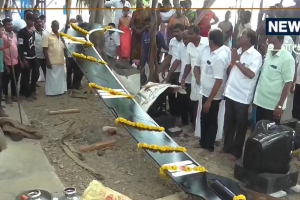 அடேங்கப்பா! இவ்வளவு பெரிய அரிவாளா? கருப்பசாமிக்கு காணிக்கை!