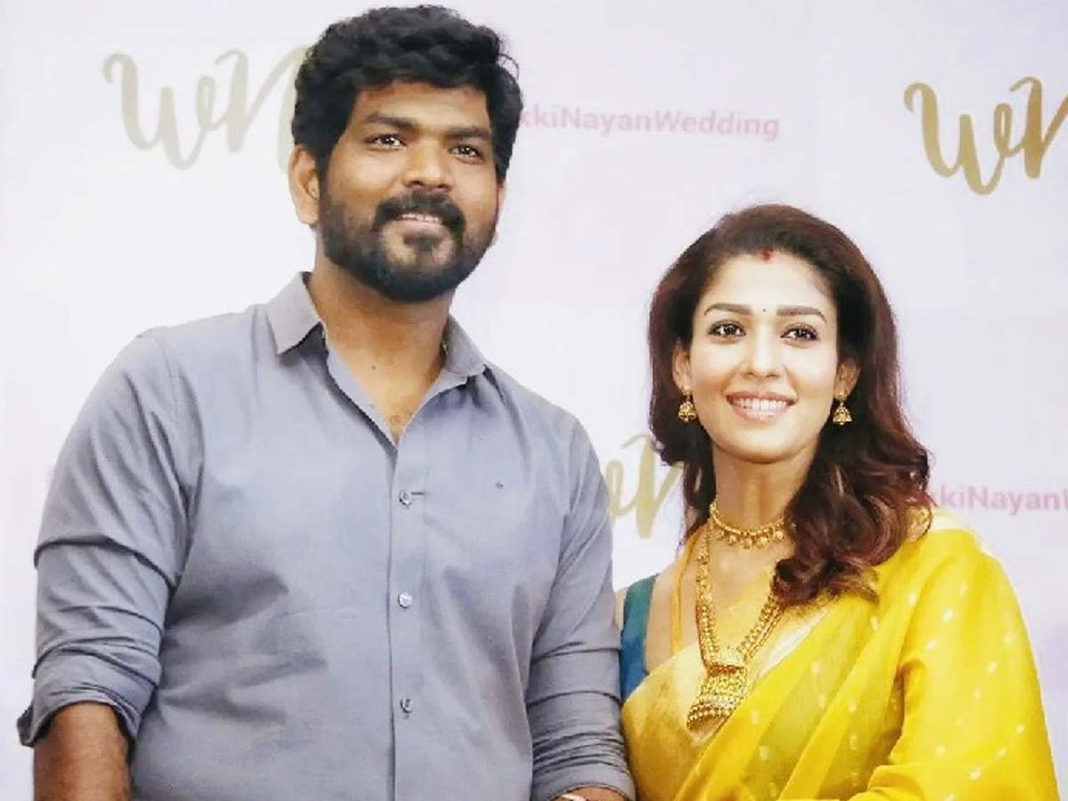  தொடர்ந்து கோவில் வளாகத்தில் உள்ள நொண்டி கருப்பு, முனியாண்டவர், மதுரைவீரன், அரியத்தங்கால் உள்ளிட்ட பரிவார தெய்வங்களுக்கு தீபம் காட்டி இருவரும் பயப்பக்தியுடன் வழிப்பட்டனர். நயன்தாரா வருவதை அறிந்த அப்பகுதி மக்கள் கோயிலில் கூடினர்.