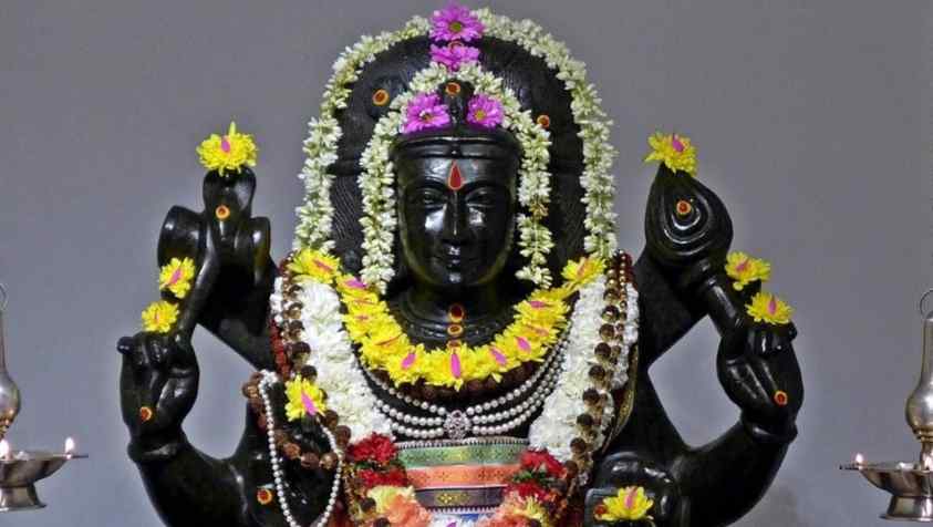  குரு பெயர்ச்சி 22 ஏப்ரல் 2023 சித்திரை 9 ஆம் தேதி அன்று நடைபெறுகிறது. இந்த பெயர்ச்சியின் போது குருவின் பார்வையை பெரும் ராசிகள், வேலைவாய்ப்பு, திருமணம், தொழில், குழந்தைப்பேறு, பணவரவு, சொத்து என சகல சௌபாக்கியமும் பெறுவார்கள். இருப்பினும் சில ராசிக்காரகள் குருவின் சுப பலன்களை பெற முடியாமல் போகலாம். அந்தவகையில், எந்த விஷயங்கள் பிரச்சினை தரக்கூடியதாக இருக்கும், குருவின் பொது பலன் எப்படி இருக்கும் என்பதை பற்றி பார்க்கலாம்.