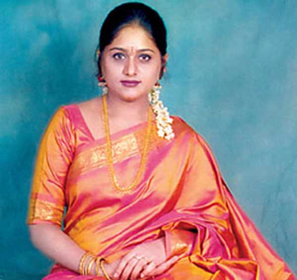  அவர் அணிந்து வரும் சேலையை பார்ப்பதற்காகவே டிவி முன்பு காத்துக் கொண்டிருப்பார்கள் பெண்கள். உமாவின் சிரிப்பு, அழகு, குரல் என அனைத்துமே தனித்துவமாக இருக்கும்.