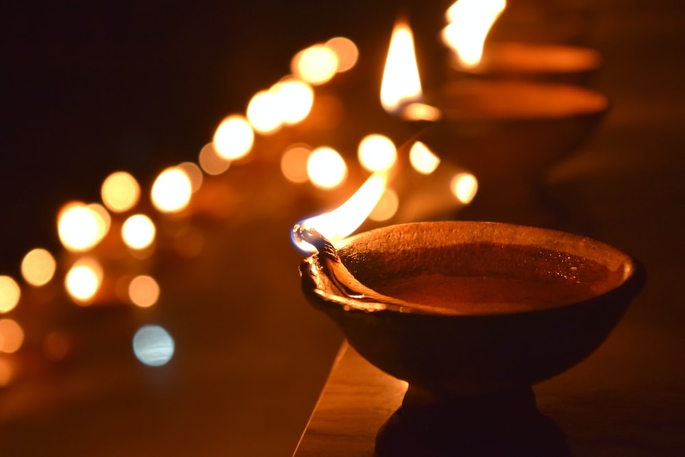  ,[object Object], இந்து மதத்தில் இறைவழிபாடு மிகவும் முக்கியமான ஒன்று. தொடர்ந்து இறைவழிபாடு செய்வதன் மூலம் தெய்வங்களின் அருள் நமக்கு கிடைக்கும் என்பது ஐதீகம். ஆனால் கடவுள் வழிபாடு குறித்து பல விதிகள் வாஸ்து சாஸ்த்திரத்தில் கூறப்படுகிறது. நாம் இறை வழிபாட்டின் போது செய்யப்படும் சிறிய தவறு நம்மை பெரிய பாதிப்புக்கு உள்ளாக்கும் என கூறப்படுகிறது. இறைவழிபாட்டில் தீபம் வைப்பது மிகவும் முக்கியமான ஒன்று. நாம் பூஜைக்காக ஒரு தீபத்தை ஏற்றும் போது, தேவர்களும், தெய்வங்களும் மகிழ்ச்சி அடைவதாக கூறப்படுகிறது. எனவே, தீபம் ஏற்றும் போது நாம் எந்த தவறையும் செய்யக்கூடாது. விளக்கு ஏற்றும் போது மனதில் கொள்ள வேண்டிய விஷயங்கள் பற்றி இங்கே காணலாம்.