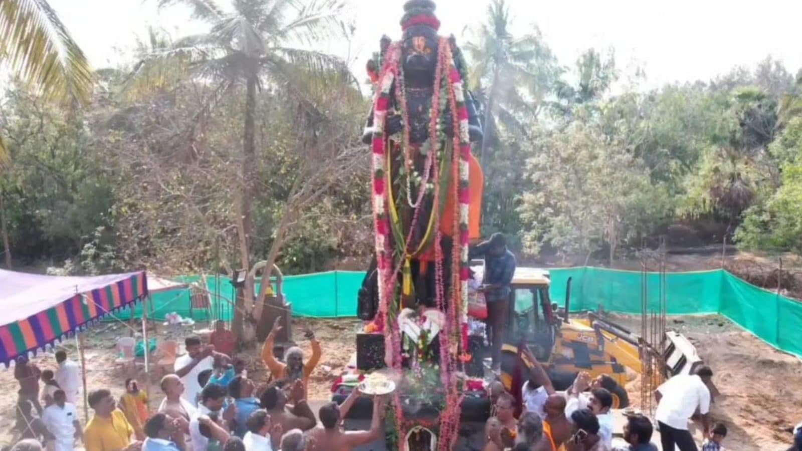 ராம-லஷ்மணனை தோளில் சுமந்து நிற்கும் விஸ்வரூப ஆஞ்சநேயர் - புதுச்சேரி அருகே பிரதிஷ்டை!