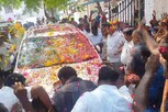 மலர் மழை பொழிந்து முதல்வரை வாழ்த்திய ஊழியர்கள்