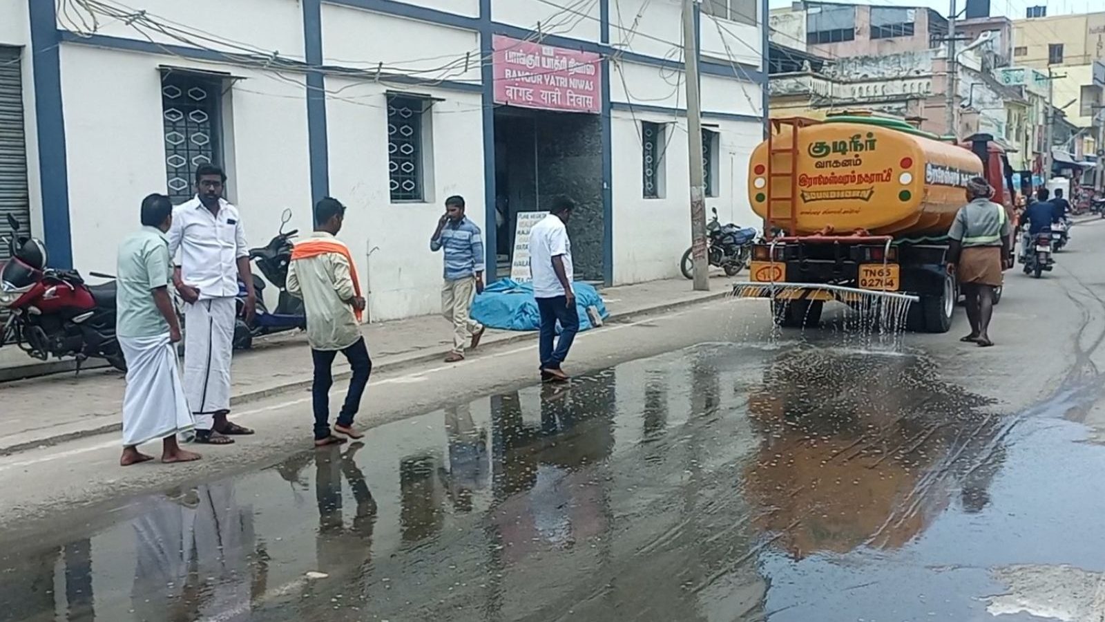 நியூஸ் 18 செய்தி எதிரொலி.. ராமேஸ்வரம் கோவிலின் 4 ரத வீதிகளிலும் வெப்பத்தை தணிக்க தண்ணீர் தெளிப்பு! 