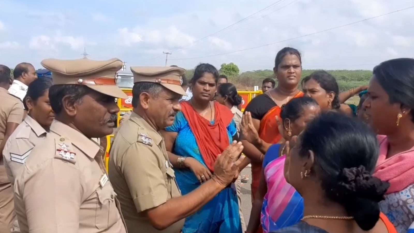 பரமக்குடியில் குடிநீர் கேட்டு திருநங்கைகள் திடீர் சாலை மறியல்.. அதிகாரிகள் எடுத்த அதிரடி முடிவு..