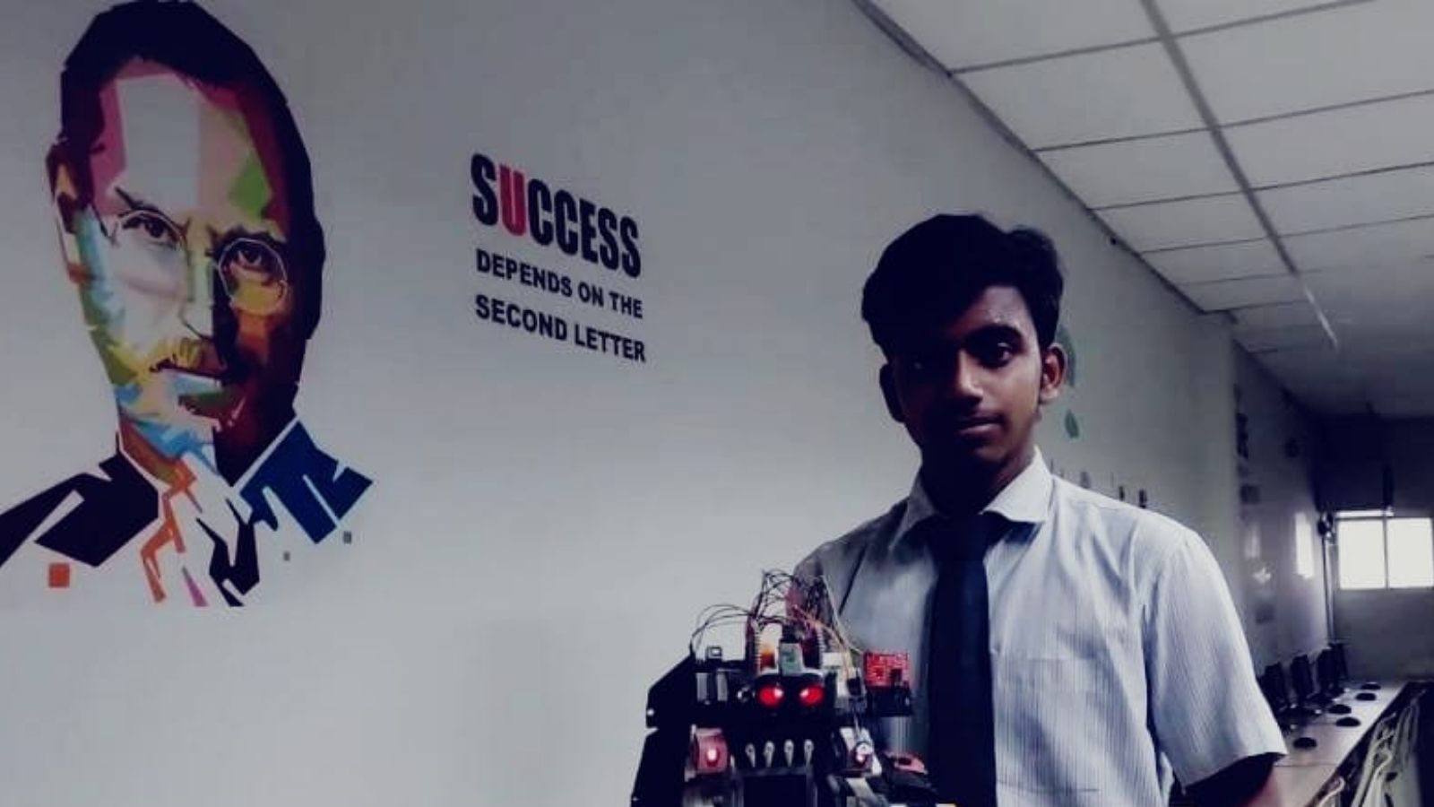 கொரோனா நோயாளிகளுக்கு பரிசோதனை செய்யும் ரோபோ: புதுவை மாணவனின் அசத்தல் கண்டுபிடிப்பு!