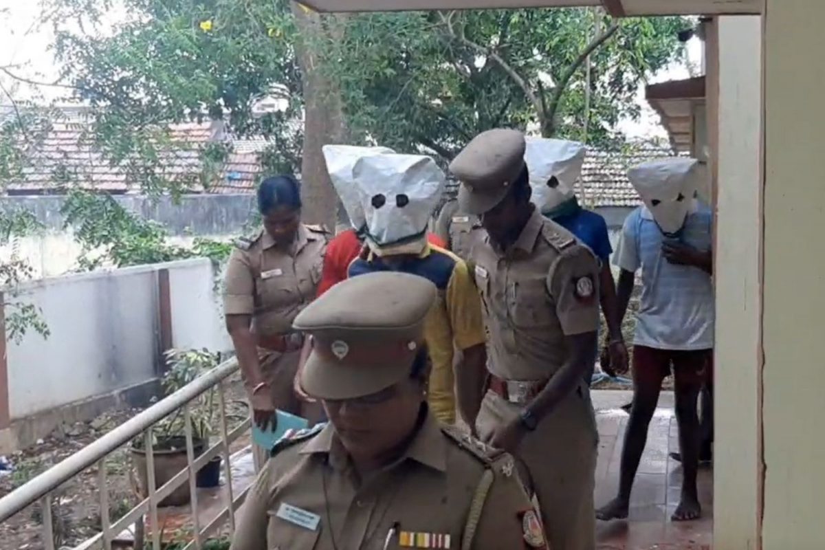 14 வயது சிறுமி 5 பேர் கொண்ட கும்பலால் பாலியல் வன்கொடுமை