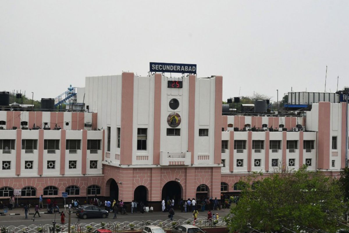  TSRTC ஹைதராபாத் தர்ஷன் டூர் பேக்கேஜ் விலை மெட்ரோ எக்ஸ்பிரஸில் பெரியவர்களுக்கு ரூ.250 மற்றும் குழந்தைகளுக்கு ரூ.130. மெட்ரோ சொகுசு ஏசி பேருந்தில் பெரியவர்களுக்கு ரூ.450, குழந்தைகளுக்கு ரூ.340 செலுத்த வேண்டும். இது வார இறுதி சுற்றுலா தொகுப்பு மட்டுமே.