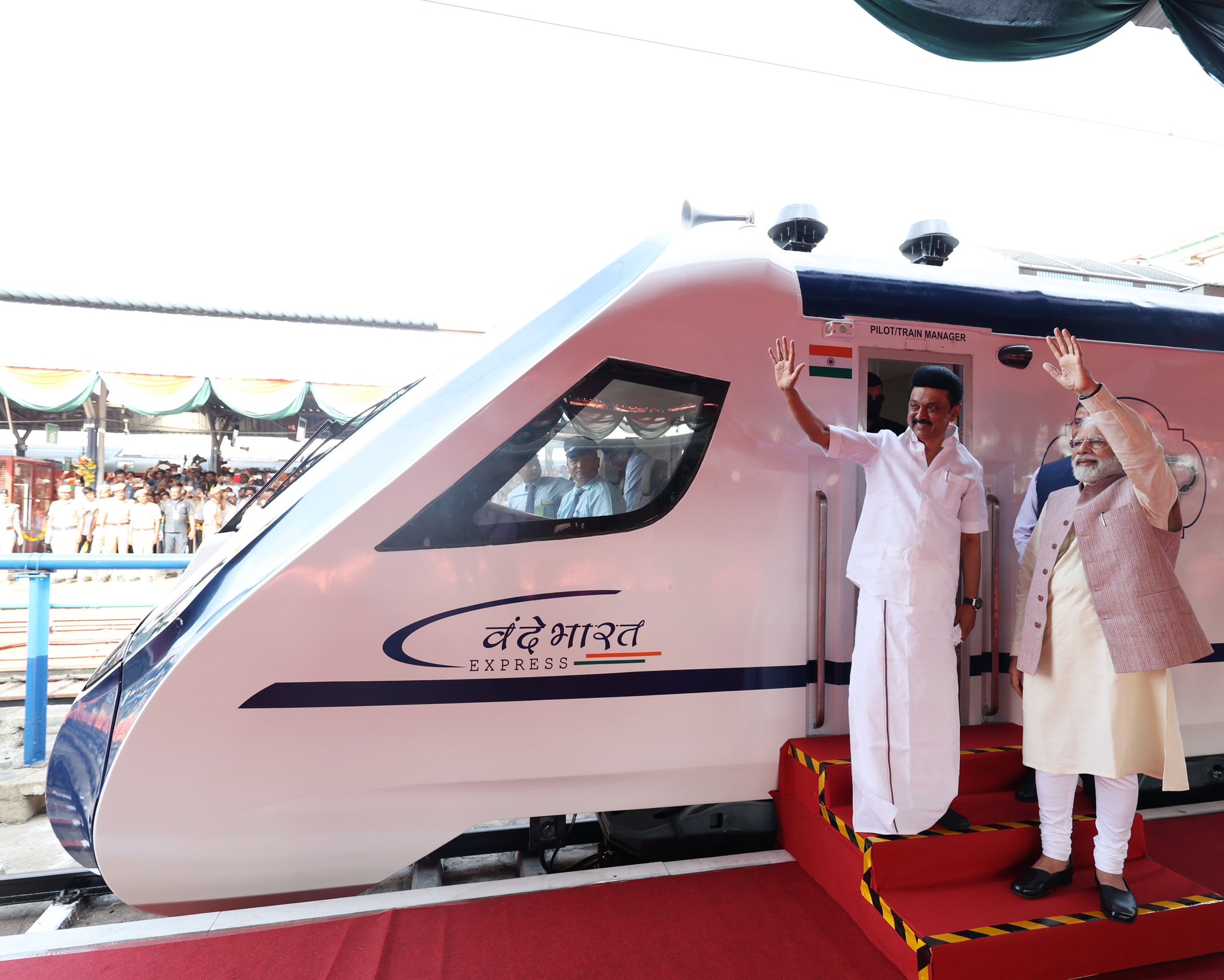  தொடர்ந்து, அங்கே குவிந்திருந்த மாணவர்களைப் பார்த்து பிரதமர் மோடியும் முதலமைச்சர் ஸ்டாலினும் கையசைத்தனர்.