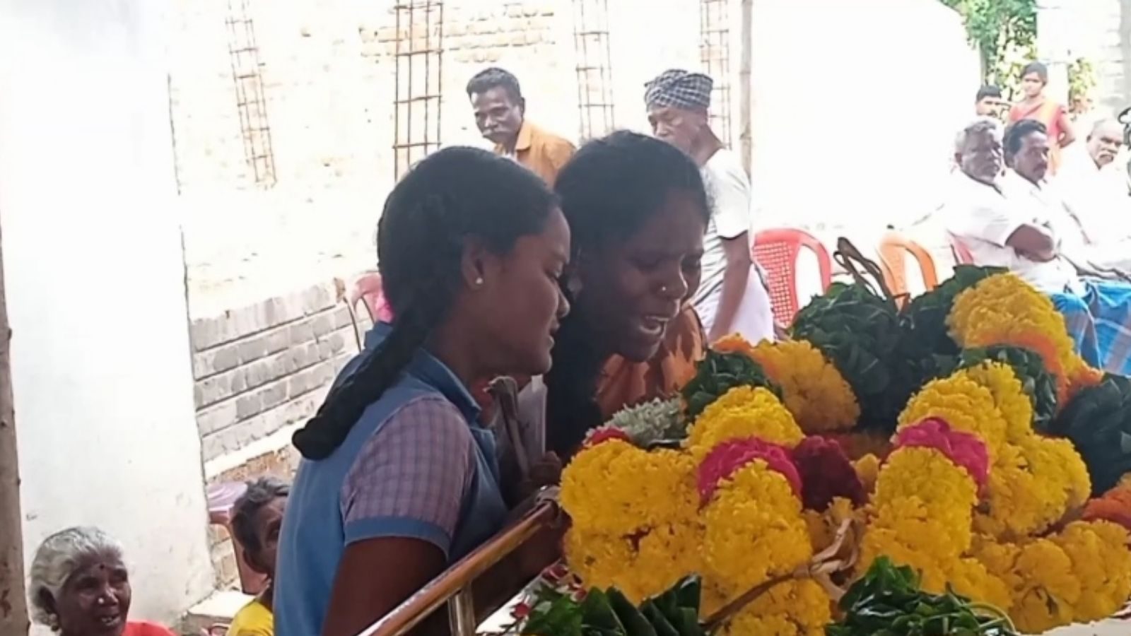 வீட்டில் தந்தையின் சடலம்.. தந்தை உயிரிழந்த போதும் உறுதியுடன் சென்று பரீட்சை எழுதிய விழுப்புரம் மாணவி!