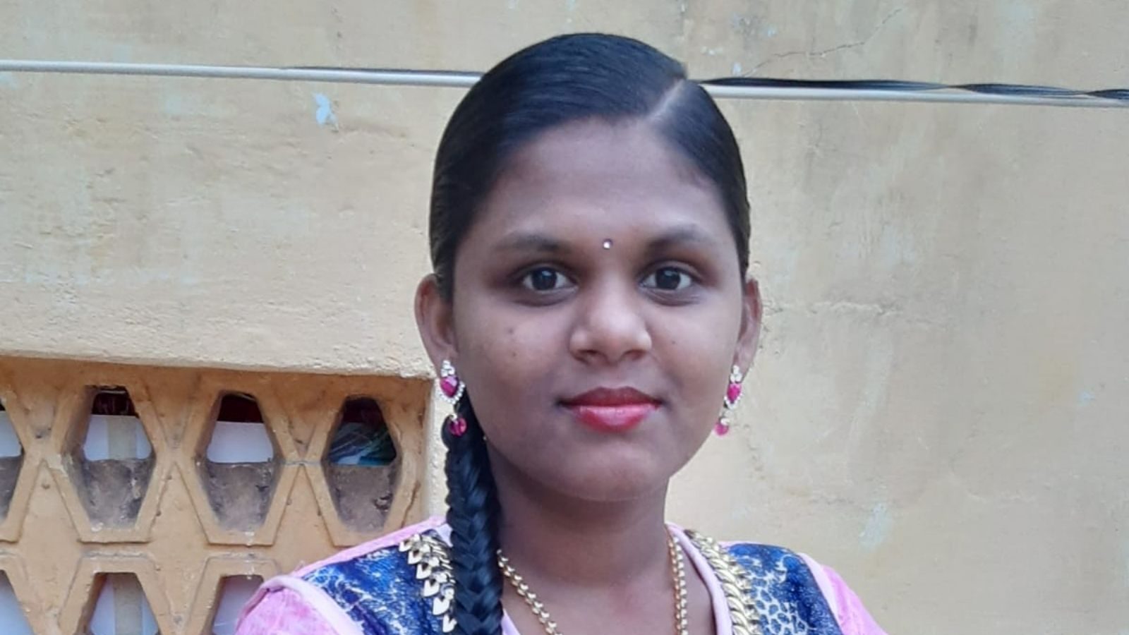 நீட் தேர்வுக்கு தயாராகி வந்த மாணவி ரயில்முன் பாய்ந்து தற்கொலை