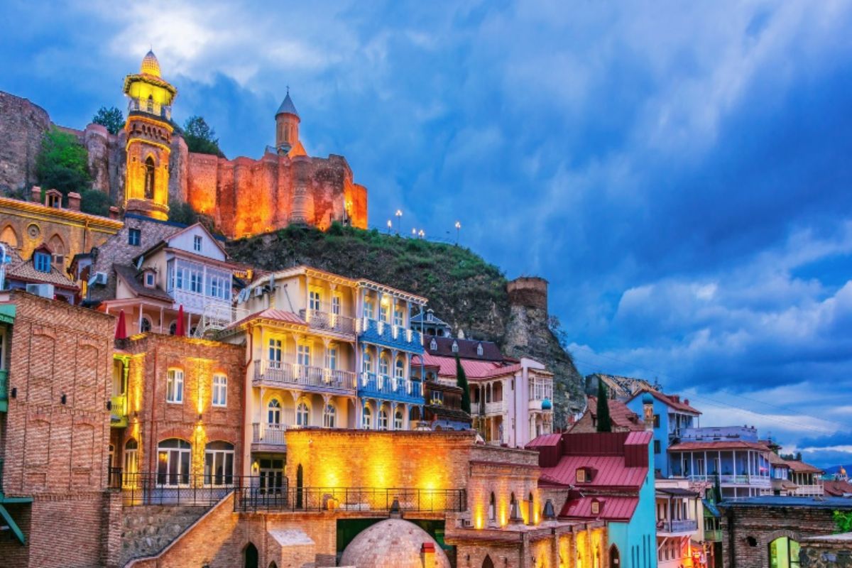  ஜார்ஜியா நாட்டின் தலைநகரான திபிலிசி(tbilisi) நகரம் பழைய பாரசீக மற்றும் ரஷ்ய ஆட்சியின் கீழ் ஒரு நீண்ட, சிக்கலான வரலாற்றை பிரதிபலிக்கும். அதன் மாறுபட்ட கட்டிடக்கலை, கிழக்கு ஆர்த்தடாக்ஸ் தேவாலயங்கள், நவ்வா கட்டிடங்கள் , 4 ஆம் நூற்றாண்டின் புனரமைக்கப்பட்ட கோட்டையான நரிகலா மற்றும் "ஜார்ஜியாவின் அன்னையின்" சிலையான கார்ட்லிஸ் டெடா இவை அனைதும் நம்மை பிரமிக்க வைக்கும்.