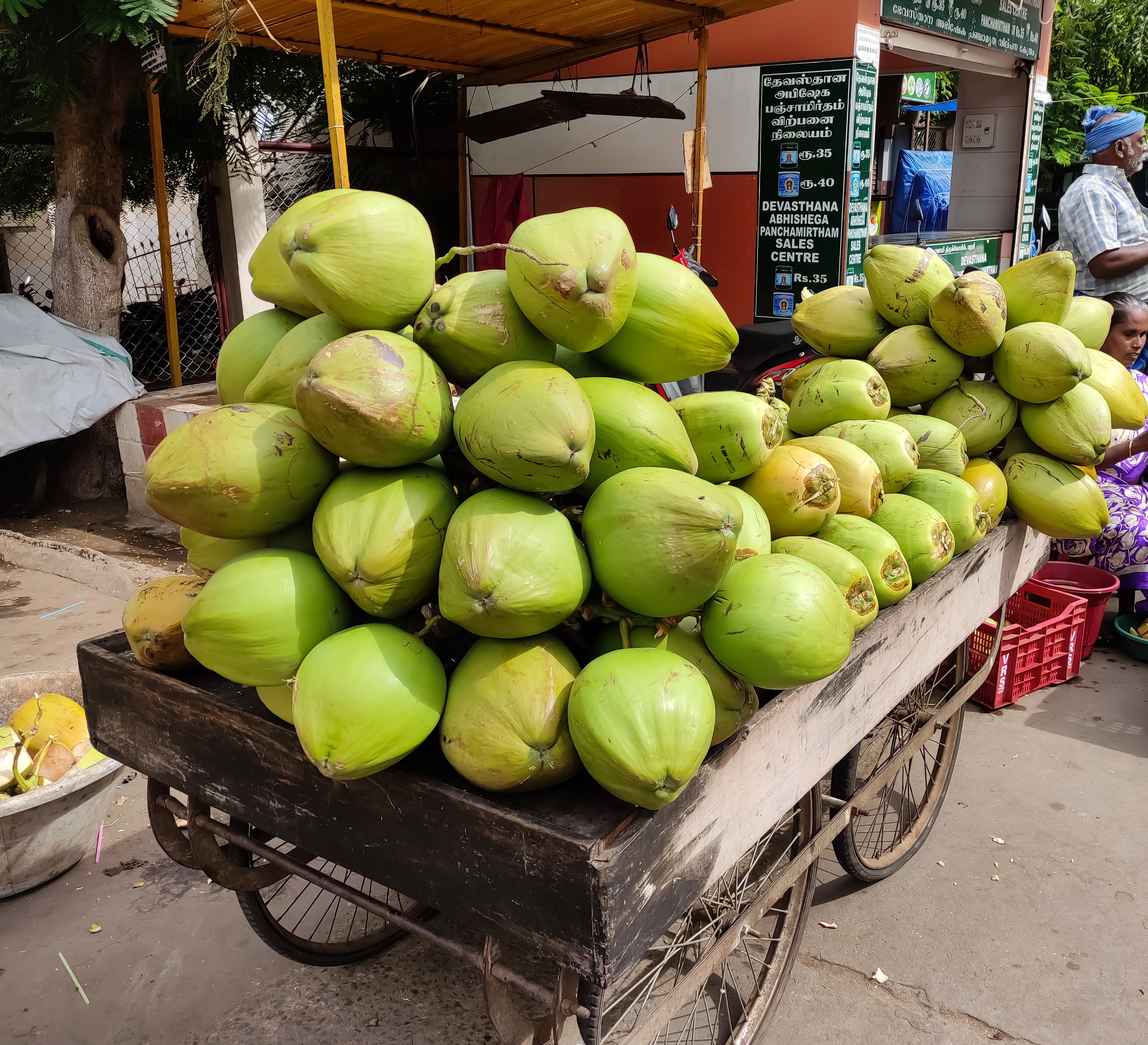  வெப்பத்தை தணிக்கும் வகையில் குளுமையான உணவு பொருட்களையும் நீராகரங்களையும் நாம் உட்கொள்ள வேண்டும். அதிக அளவு தண்ணீர் குடிப்பது, இளநீர் மற்றும் மற்ற நீராகாரங்களை எடுத்துக் கொள்வதன் மூலம் உடல் வெப்பத்தை தணிக்கக இயலும். இவை மட்டுமின்றி இளநீர் குடிப்பதால் நமக்கு பல்வேறு நன்மைகள் கிடைக்கின்றன.