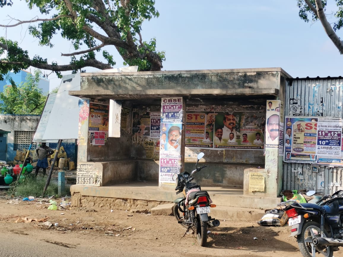  மேலும் ஆபத்தான நிலையில் இருக்கும் இந்த பேருந்து நிறுத்தத்தை இடிக்குமாறு மாவட்ட நிர்வாகிகள் தெரிவித்ததாகவும் அதனை தற்போது வரை இடிக்காமல் இருப்பதாகவும் அப்பகுதி மக்கள் தெரிவித்தனர்.