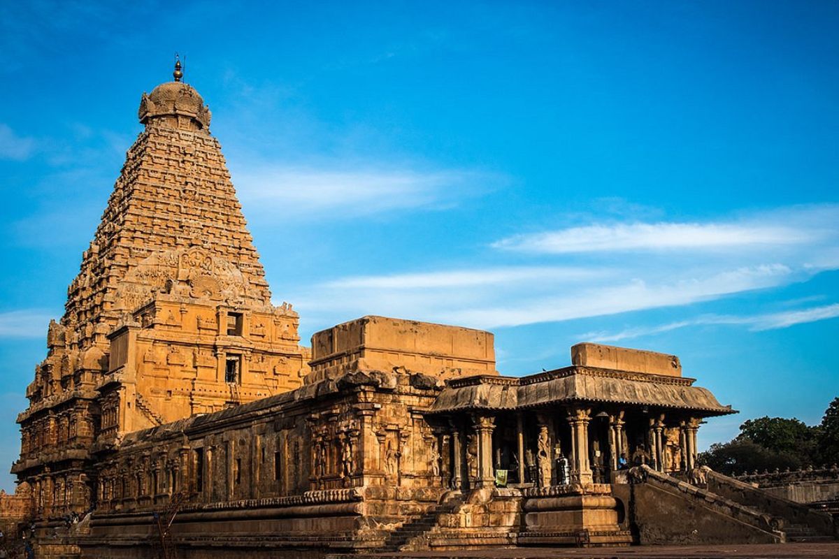  இந்தியாவின் கலாச்சாரம், பண்பாடு, அதன் கட்டுமானங்கள் எல்லாம் எப்போதுமே பிரம்மாண்டமாகவே இருந்து வந்துள்ளது. 1000 ஆண்டுகளுக்கு முன் கட்டப்பட்ட தஞ்சை பெரிய கோவிலை பார்த்து பிரமிக்கத்தவர்கள் யாருமே இருக்க மாட்டார்கள். அதன் பின்னர் பெரிய அளவுகளில் மதம் சார்ந்த இடங்கள் கட்டப்படாமல் இருந்து வந்தது.