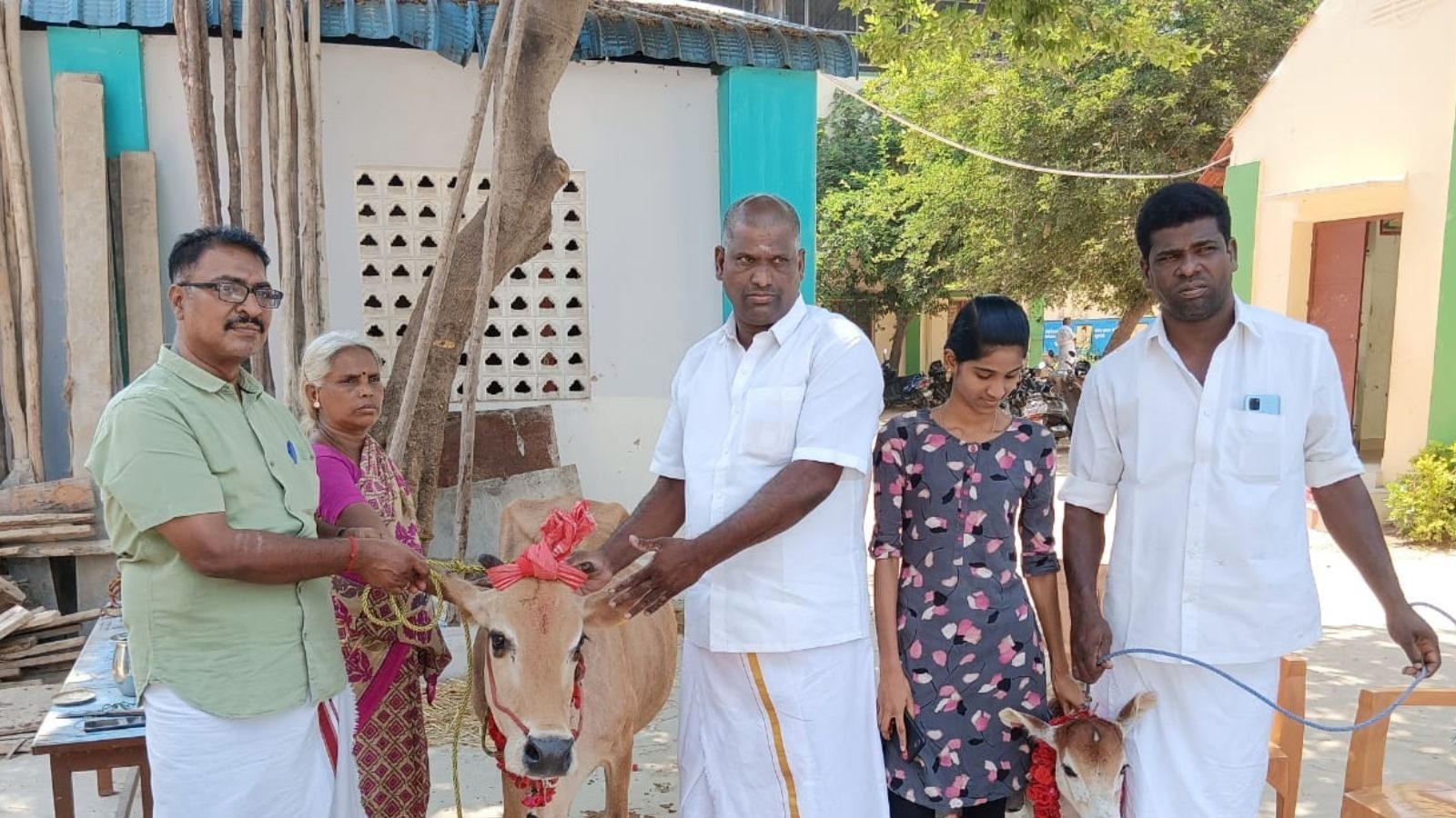 அம்மா வளர்த்த பசு.. தாய் இறந்த பிறகு கவலையில் வாடிய பசுவை கண்ணீருடன் தானமாக வழங்கிய மகன்கள்!