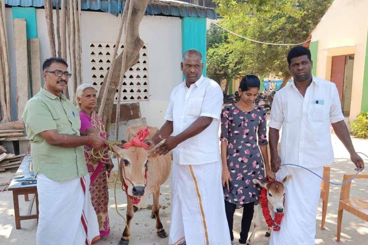 பசுவை தானமாக வழங்கிய மகன்கள்
