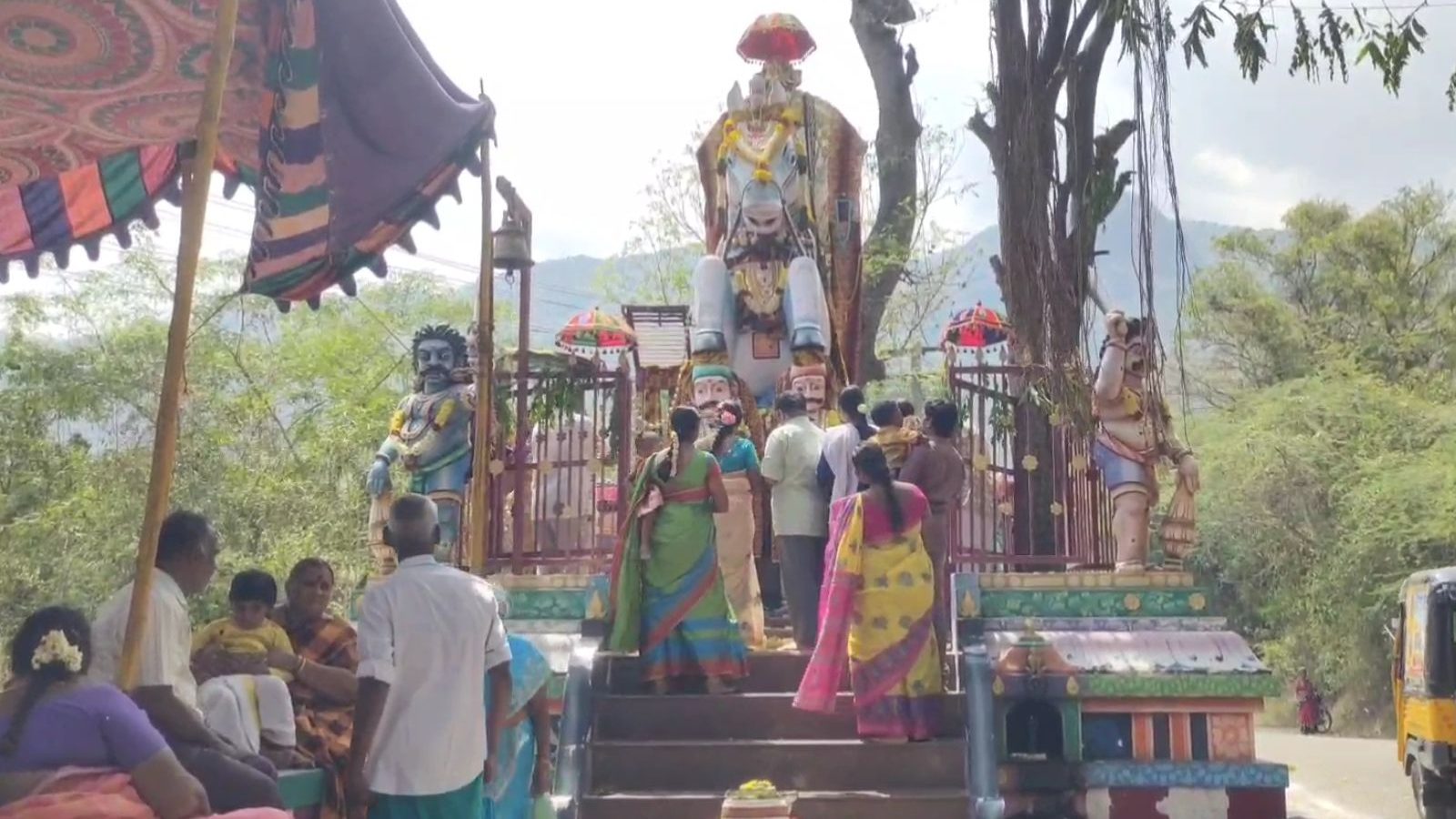 பக்தர்கள் வெள்ளத்தில் நிறைந்த தேனி வீரப்ப அய்யனார் கோவில்!