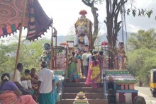 பக்தர்கள் வெள்ளத்தில் நிறைந்த தேனி வீரப்ப அய்யனார் கோவில்!