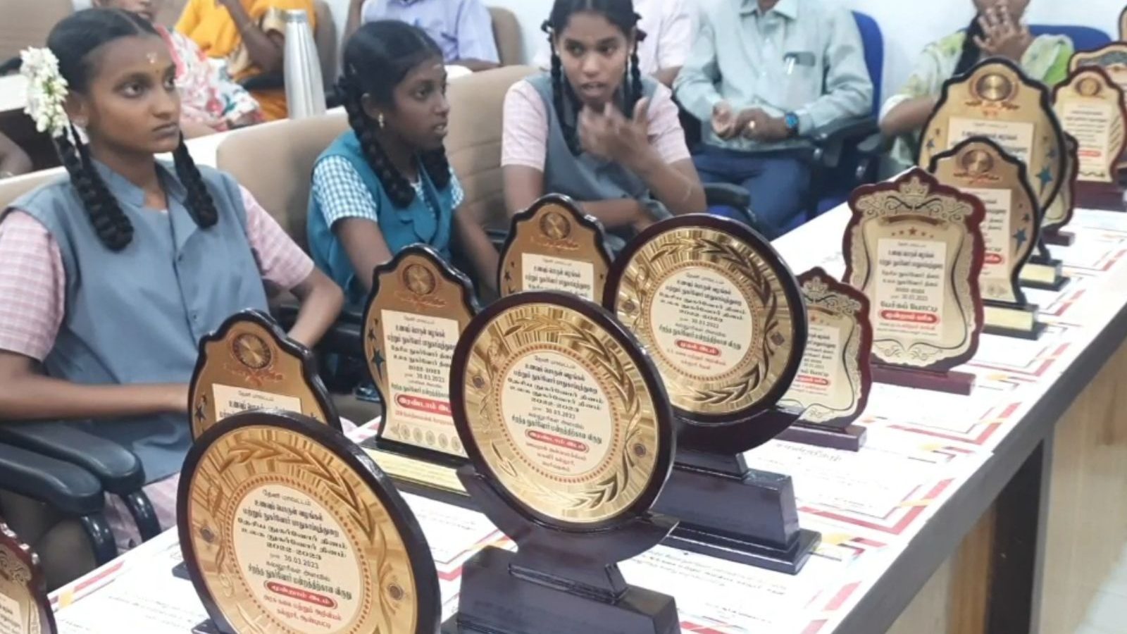 தேனியில் தேசிய நுகர்வோர் தின போட்டி.. வெற்றி பெற்ற மாணவர்களுக்கு பரிசுகள்!