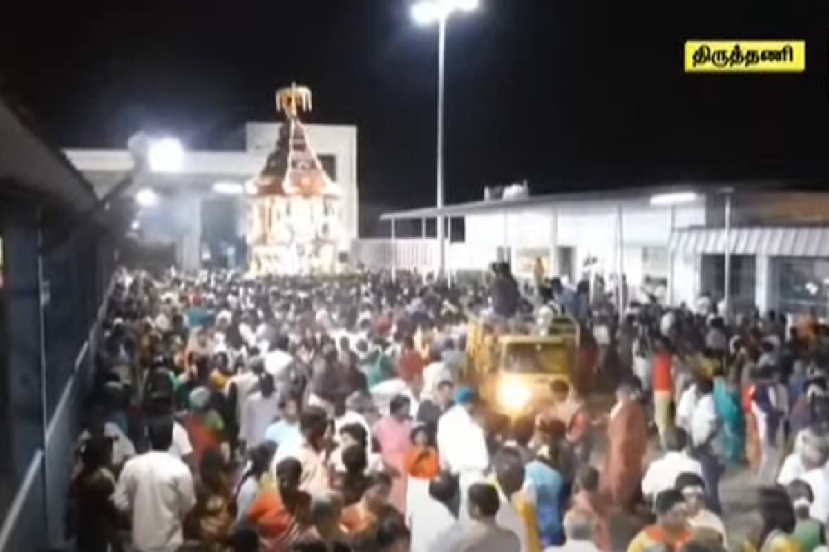  திருத்தணி சுப்பிரமணியசாமி திருக்கோயிலில் பங்குனி உத்திர திருவிழாவையொட்டி நேற்று தேரோட்டம் நடைபெற்றது. உற்சவர் முருகப்பெருமான் வள்ளி தெய்வானையுன் தங்கத்தேரில் எழுந்தருளினார்.