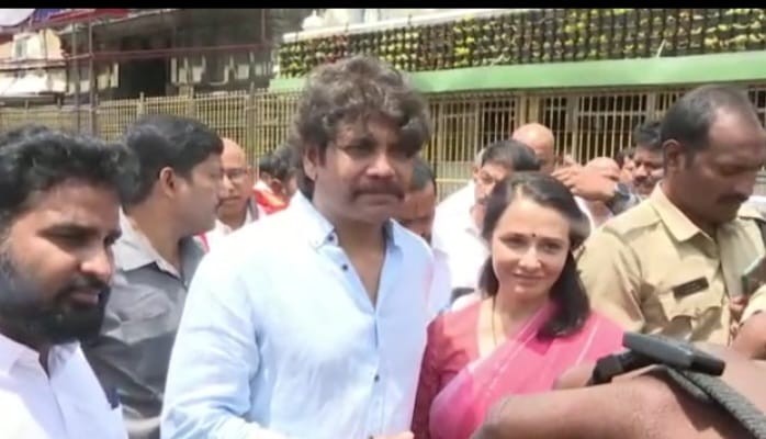  சாமி தரிசனத்திற்காக கோவிலுக்கு வந்த அவர்கள் விஐபி பிரேக் தரிசனம் மூலம் சாமி கும்பிட்டனர்.