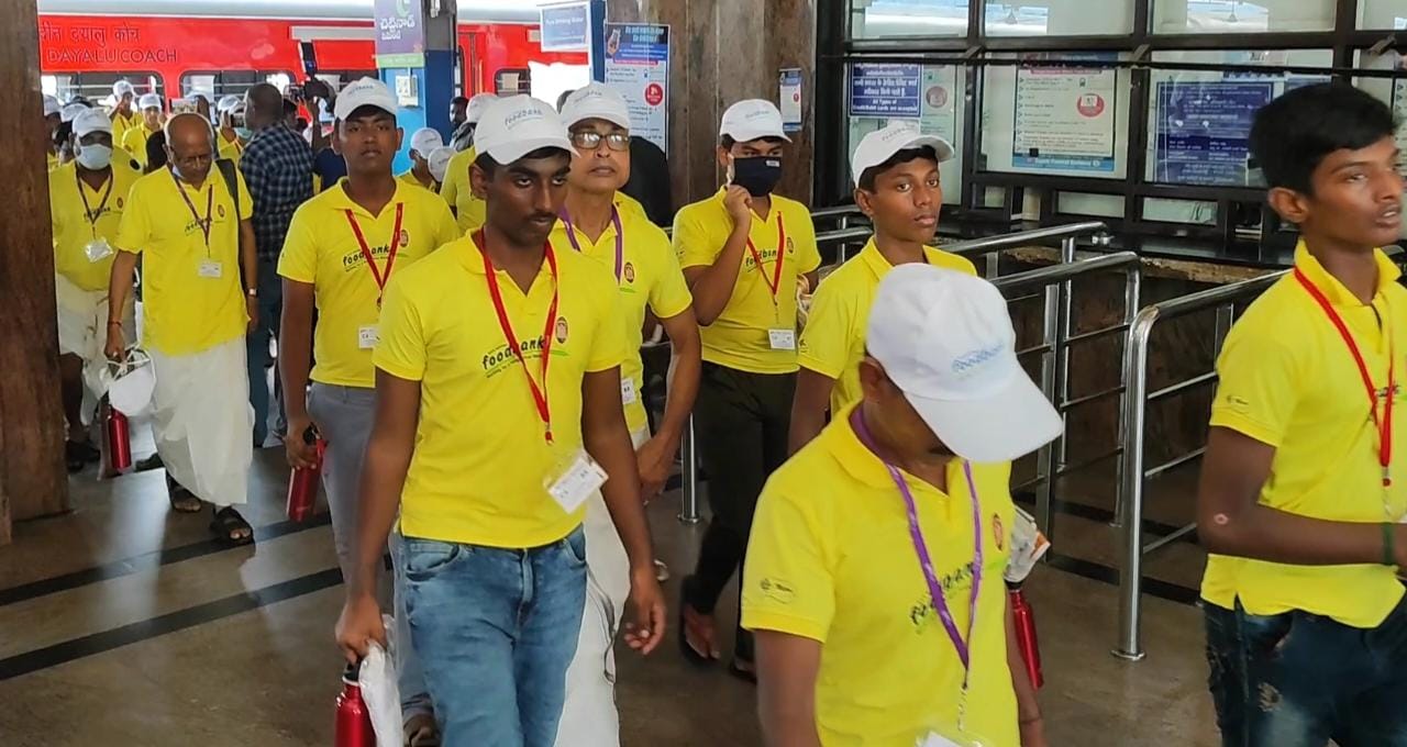  அதற்கு, அவர் தேவையான ஏற்பாடுகளை செய்து கொடுக்க முன்வந்த நிலையில் 1008 பேர் இன்று காலை சென்னையில் இருந்து ரயில் மூலம் ரேணிகுண்டா அழைத்து வரப்பட்டனர். அங்கிருந்து பேருந்துகள் மூலம் 1008 பேரும் திருப்பதி மலைக்கு அழைத்து செல்லப்பட்டனர்.