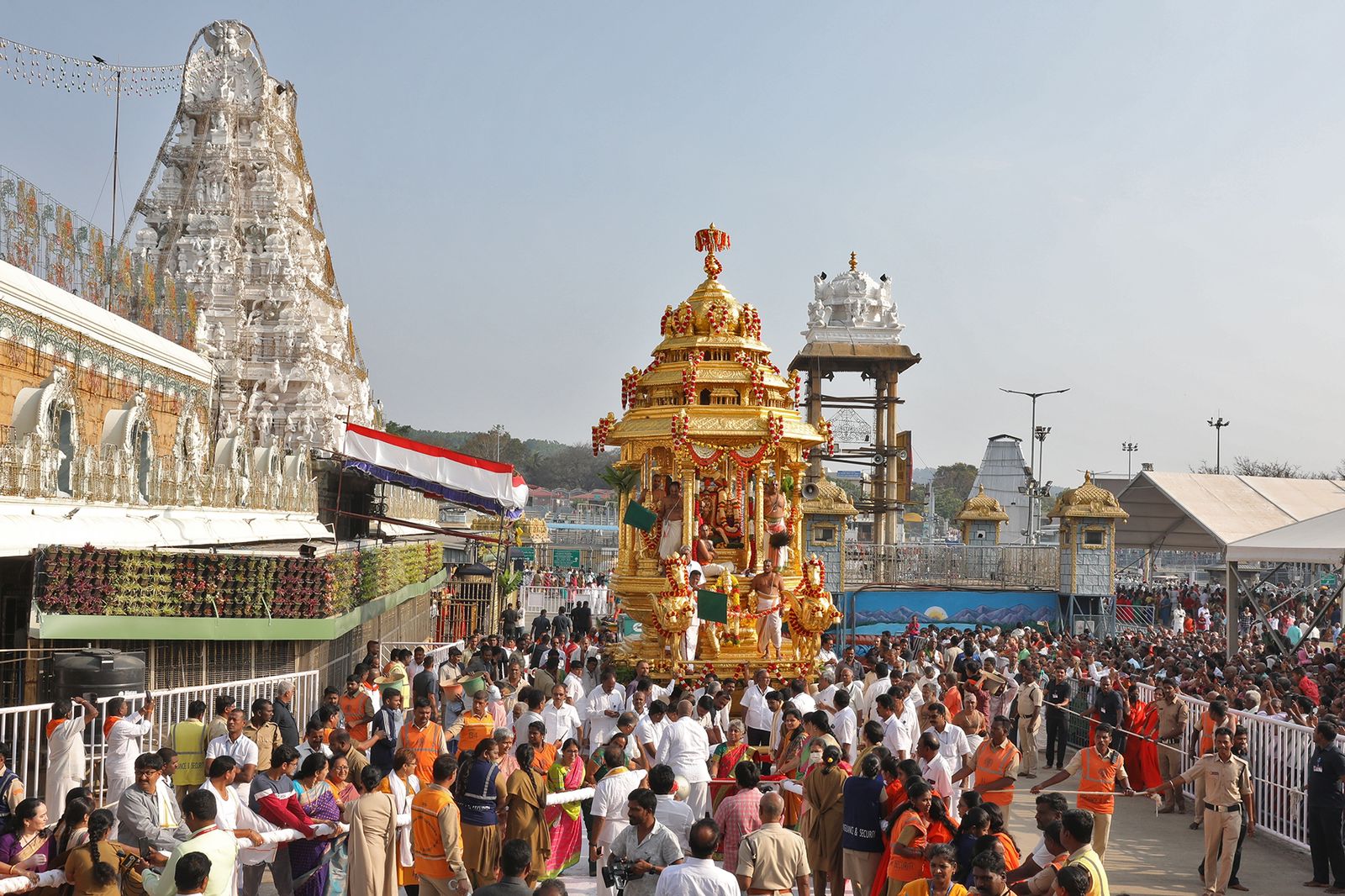  கடந்த ஏப்ரல் மாதம் 20 லட்சத்து 95 ஆயிரம் பக்தர்கள் ஏழுமலையான வழிபட்ட நிலையில் அவர்கள் கோவிலில் உள்ள உண்டியலில் 114 கோடியே 14 லட்சம் ரூபாய் காணிக்கையாக சமர்ப்பித்துள்ளனர்.
