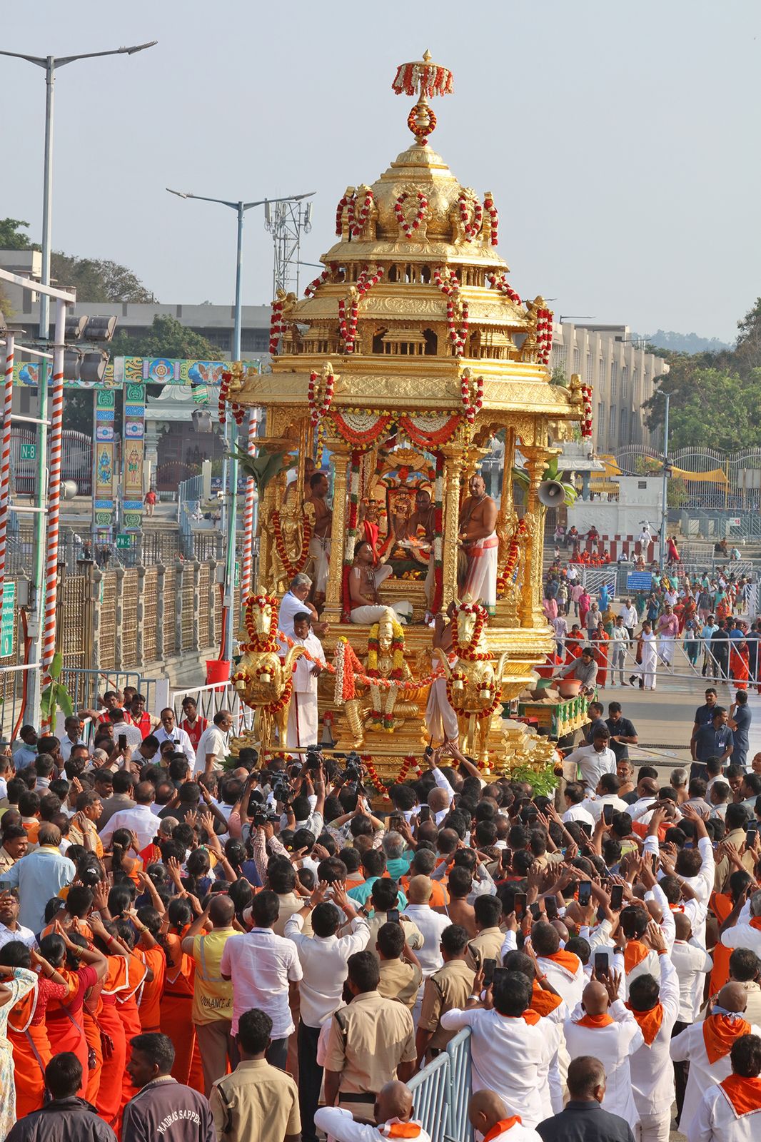  வைகுண்டம் காத்திருப்பு மண்டபத்தில் உள்ள அனைத்து அறைகளிலும் பக்தர்கள் நிரம்பி நின்றனர்.  அங்கு இடம் கிடைக்காத பக்தர்கள் சுமார் மூன்று கிலோ மீட்டர் நீள வரிசையில் இலவச தரிசனத்திற்காக காத்திருக்கின்றனர்.