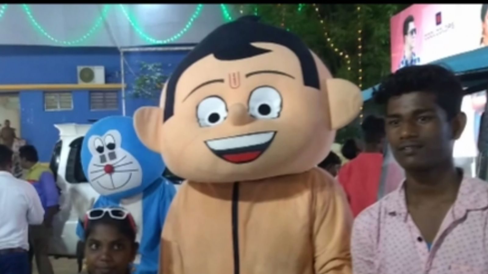 பொம்மைகளுக்குள் ஒளிந்திருக்கும் முகங்கள்.. அனுபவங்களை பகிரும் பொம்மை மனிதர்கள்!