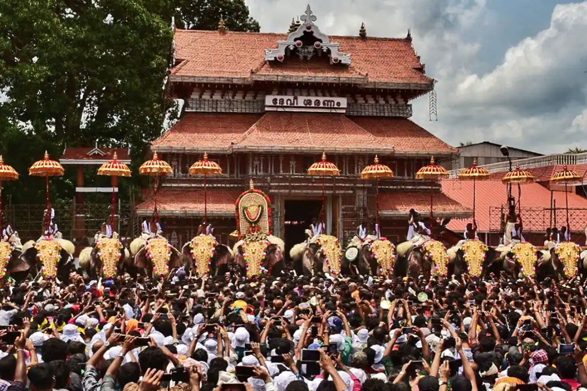  திருச்சூர் கேரளாவின் கலாச்சார தலைநகரம் என்றும், பூரம் பூமி என்றும் அழைக்கப்படுகிறது. இங்கு வடக்குநாதன் கோவில், குருவாயூர் ஸ்ரீ கிருஷ்ணர் கோவில், டோலர்ஸ் அன்னையின் பசிலிக்கா, பரமேகாவு பகவதி, கலாமண்டலம், ஷக்தன் தம்புரான் அரண்மனை, மரோட்டிச்சல் நீர்வீழ்ச்சி, சாவக்காடு கடற்கரை, சினேகதீரம் கடற்கரை, திருச்சூர் உயிரியல் பூங்கா மற்றும் மாநில அருங்காட்சியகம்த்தை பார்க்கலாம்.