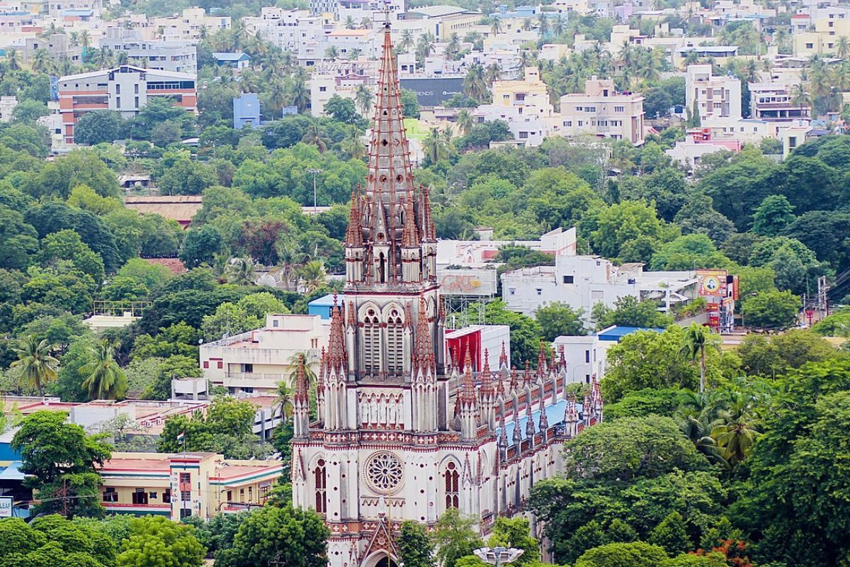  திருச்சியில் உள்ள ,[object Object], பிரான்சில் உள்ள உலகப் புகழ்பெற்ற புனித யாத்திரை ஸ்தலமான லூர்து அன்னை ஆலயத்தின் துல்லியமான பிரதிபலிப்பாகும்.தேவாலயத்தின் கோபுரம்  62 அடி உயரத்திற்கு கட்டப்பட்டுள்ளது. இதை 8 கிமீ சுற்றளவில் எங்கிருந்தும் பார்க்கமுடியும். ரோமன் கத்தோலிக்க பாணி கட்டிட  பழமையை அப்படியே பராமரிக்க அசல் நிறங்கள் மேல் மீண்டும் வர்ணம் பூசப்படவில்லை.