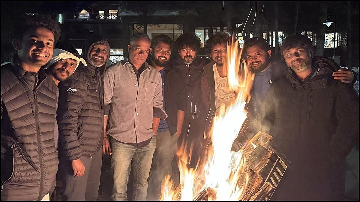  அதற்கேற்ப லியோ படம் குறித்த தகவல்கள் சமூக வலைதளங்களில் டிரெண்டிங்கில் இருக்கிறது. சமீபத்தில் காஷ்மீரில் விஜய் உள்ளிட்ட படக்குழுவினருடன் எடுத்துக்கொண்ட படத்தை லோகேஷ் கனகராஜ் பகிர அது வைரலானது.