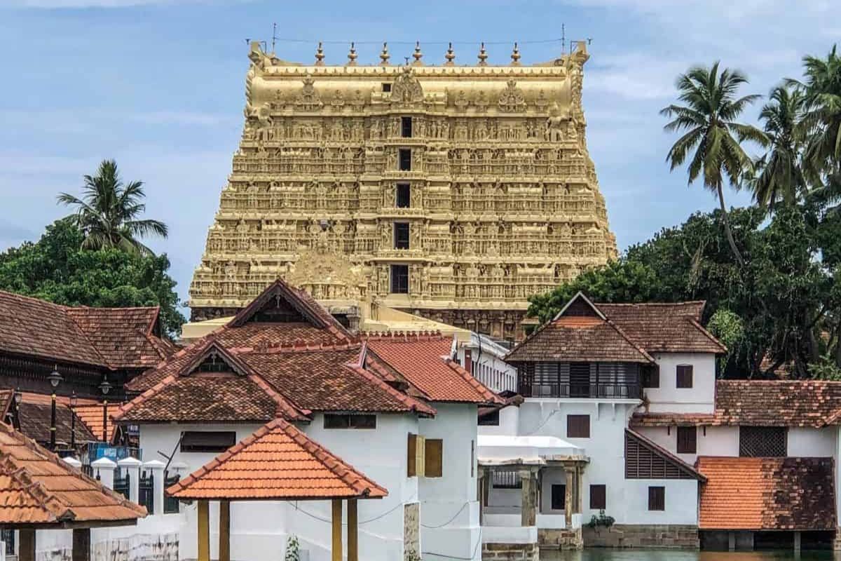  வந்தே பாரத் ரயில் தொடங்கும் திருவனந்தபுரத்தில் குதிரைமாலிகா (புத்தன்மாலிகா) அரண்மனை அருங்காட்சியகம், இந்தியாவின் சொத்துக்கள் அதிகம் கொண்ட பத்மநாதபுரம் கோவில், பத்மநாபபுரம் அரண்மனை, நேப்பியர் அருங்காட்சியகம், கனகக்குன்னு அரண்மனை, பிரியதர்ஷினி விண்வெளி கோளரங்கம், விழிஞ்சம் பாறை வெட்டப்பட்ட குகை, திருவனந்தபுரம் உயிரியல் பூங்கா, பெண்களின் சபரிமலை என்று சொல்லும் ஆட்டுக்கல் பகவதி கோயில் என்று பல முக்கிய இடங்கள் உள்ளது.