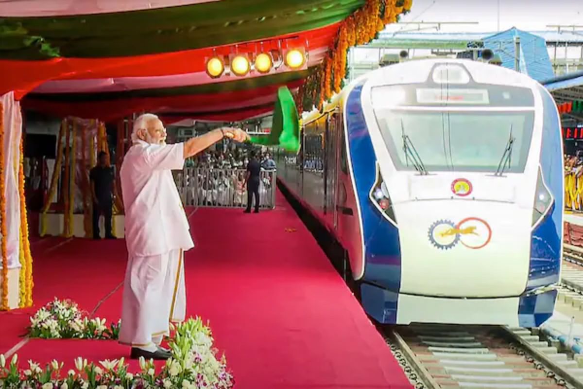  கடந்த செவ்வாய் அன்று கேரளாவில் வந்தே பாரத் சேவையை பிரதமர்  தொடங்கி வைத்தார். காசர்கோடு - திருவனந்தபுரம் சென்ட்ரல் இடையே தற்போதைக்கு ஓரு வந்தே பாரத் எக்ஸ்பிரஸ் இயக்கப்பட்டு வருகிறது. இந்த வந்தே பாரத் மூலம் கேரளாவில் எந்தெந்த இடங்களை பார்க்கலாம் அங்கே என்னென்ன இருக்கிறது என்ற பட்டியலை இப்போது நாங்கள் சொல்கிறோம்.