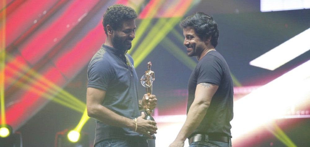  இதே போல நடிகர் பிரபு தேவா நடிப்பில் வெளியான காதலன், ராசையா, விஐபி என பல்வேறு திரைப்படங்களில் பிரபு தேவாவின் குரலாக ஒலித்தவர் நடிகர் விக்ரம். இன்று திரைப்படம் பார்க்கும்பொழுது காதலன் திரைப்படத்தில் பிரபுதேவா சொல்லும் 91,92, 93 போன்ற எண்களில் நடிகர் விக்ரமின் குரல் பளிச்சிடுவதை நம்மால் உணர முடியும்.