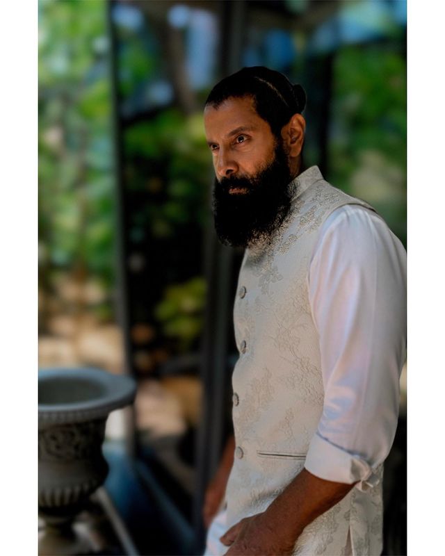  இப்படத்தில் பார்வதி, மாளவிகா மோகனன், பசுபதி, ஹரி, பிரிட்டிஷ் நடிகர் டேனியல் கால்டகிரோன் நடிக்கின்றனர். இப்படத்திற்கு ஜி.வி.பிரகாஷ் இசையமைக்கிறார். 'தங்கலான்' படத்தின் படப்பிடிப்பு கடந்த ஆண்டு தொடங்கி விறுவிறுப்பாக நடைபெற்று வருகிறது. இந்நிலையில், விக்ரம் இப்படப்பிடிப்பில் மீண்டும் இணைந்துள்ளார்.