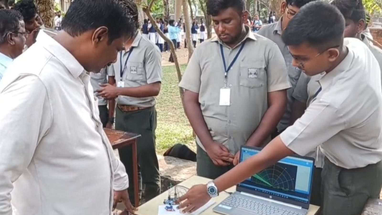 மாணவர்களின் புதிய கண்டுபிடிப்புகள்.. பார்த்து வியக்கும் விழுப்புரம் மக்கள்! 