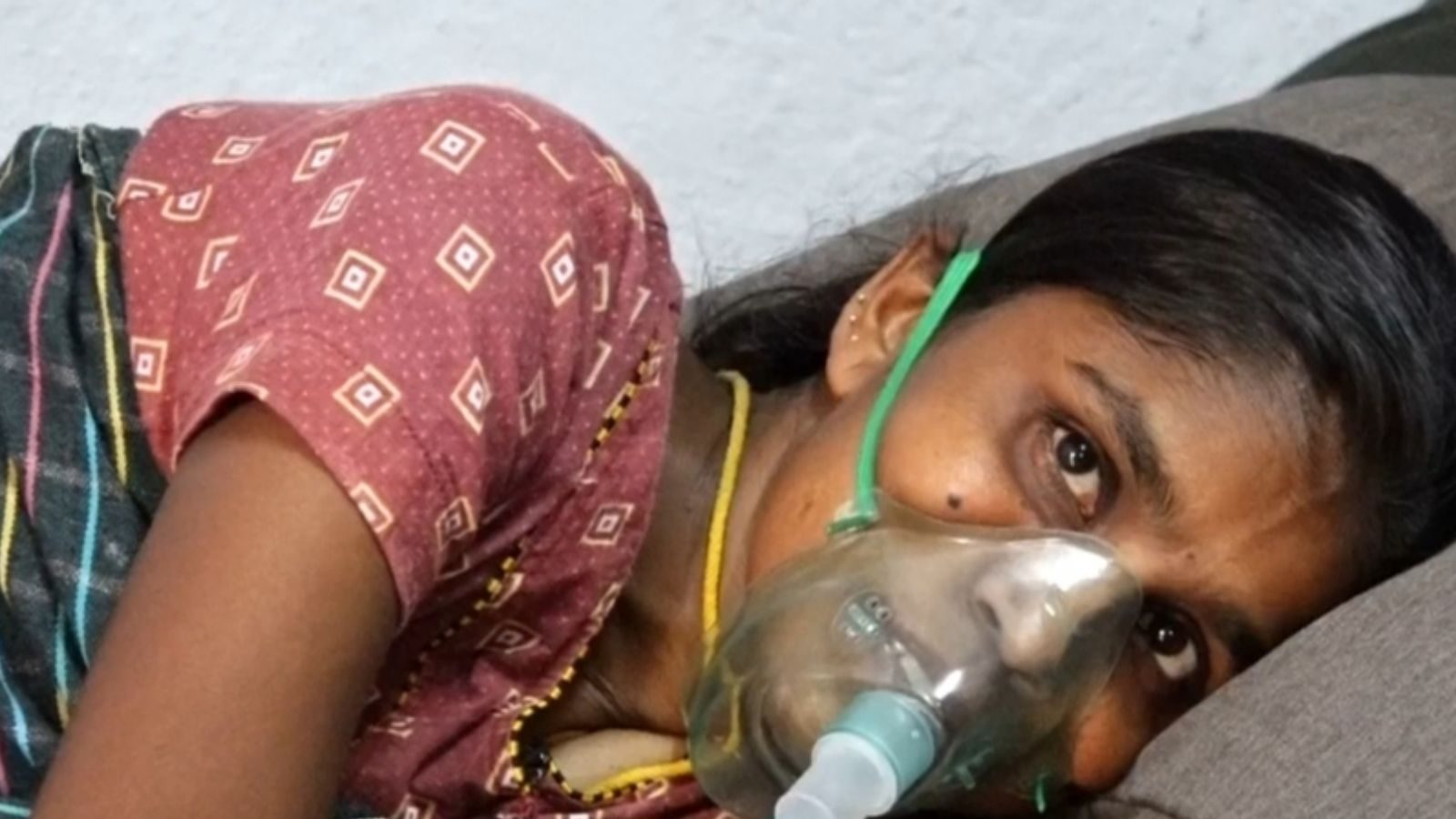 விழுப்புரத்தில் ஆக்சிஜன் சிலிண்டருடன் போராடும் அம்மா.. அரசு உதவியை நாடும் 4 மகள்கள்!