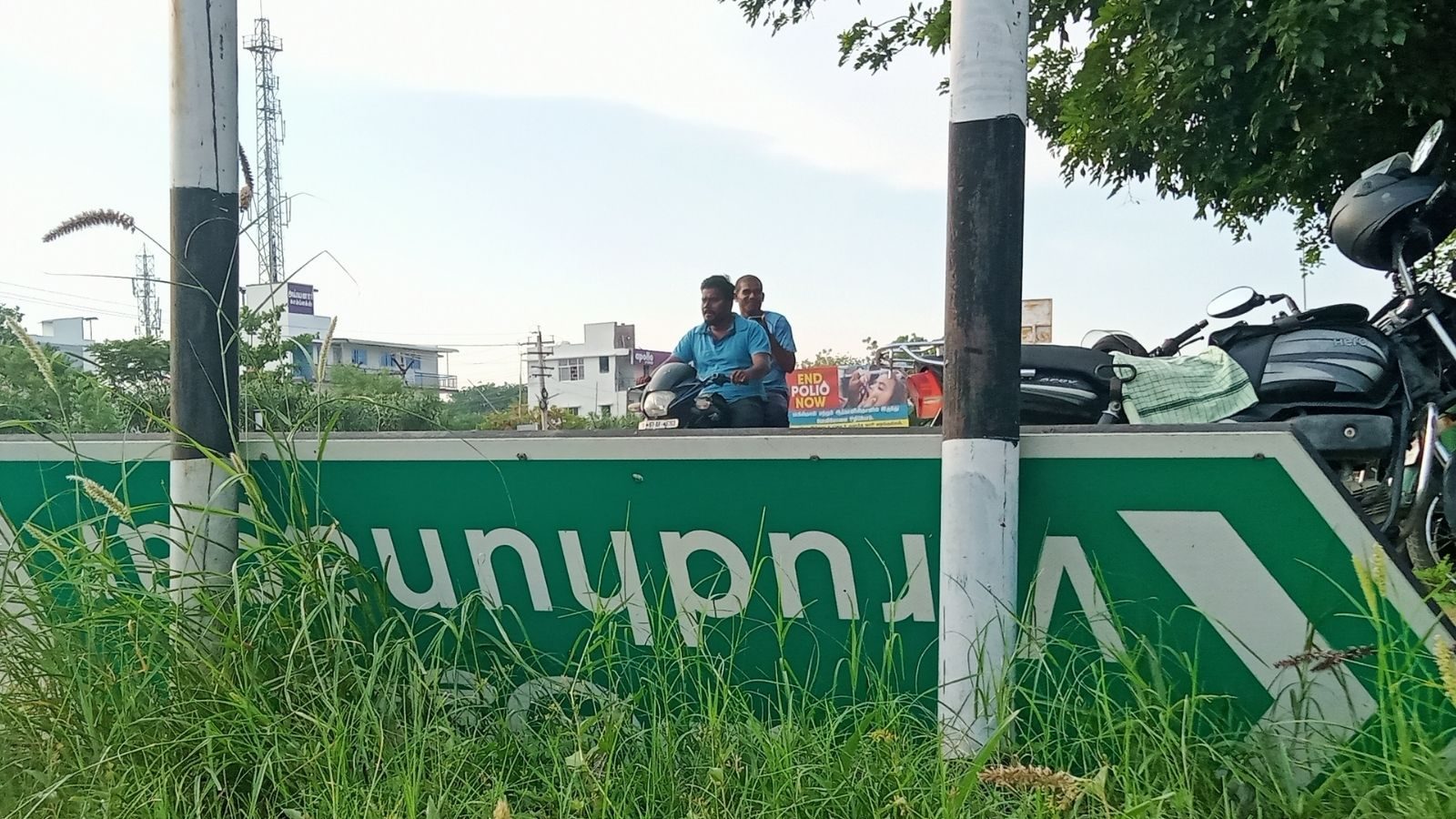 விழுந்து கிடக்கும் விருதுநகர் போர்டு.. வழிதெரியாமல் குழம்பும் மக்கள்!