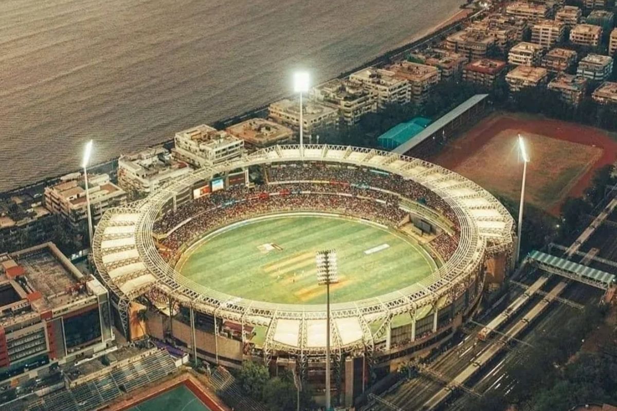  மும்பையில் 1974 ஆம் ஆண்டு கட்டப்பட்ட ,[object Object], (Wankhede Stadium) ஒரே நேரத்தில் 34000 பேர் அமரும் வசதி உள்ளது. மும்பை இந்தியன்ஸ் கிரிக்கெட் டீமின் ஹோம் கிரவுண்ட் என்று அழைக்கப்படும் இடமாக இந்த ஸ்டேடியம் உள்ளது. அரபிக்கடலோரம் அமைந்துள்ள இந்த ஸ்டேடியத்தின் ஈரப்பத சுற்றுசூழல், ஸ்விங் பந்துவீச்சாளர்களுக்கு ஏற்ற இடமாக உள்ளது. 2011 கிரிக்கெட் உலகக் கோப்பை இறுதிப் போட்டி மற்றும் சச்சின் டெண்டுல்கரின் கடைசி சர்வதேசப் போட்டி போன்ற முக்கிய போட்டிகள் இங்குதான் நடந்தது.