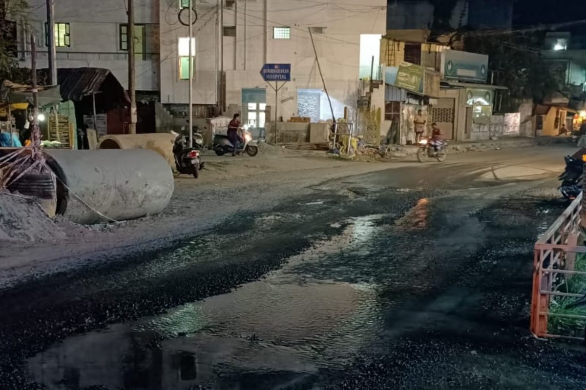 சாலையில் பெருக்கெடுத்து ஓடும் தண்ணீர்