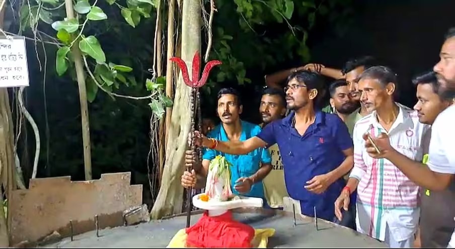  அதே சமயம், தற்காலிக ஏற்பாடாக, சீதாலா கோவிலில் இந்த லிங்கம் வைக்கப்பட்டது. அங்கு 4 நாட்கள் வைக்கப்பட்டிருந்த நிலையில், இந்த லிங்கத்தை வழிபடுவது இயலாத காரியம் என்று அர்ச்சகர்கள் தெரிவித்தனர். இந்த நிலையில் சிவலிங்கம் மீண்டும் குளத்தின் கரைக்கே கொண்டு வரப்பட்டது.இந்த நிலையில் குளத்தின் கரையிலேயே கொட்டகை அமைத்து லிங்கத்தை நிறுவவும், அதை வழிபாடு செய்யவும் உள்ளூர் மக்கள் முடிவு செய்துள்ளனர். தற்போது குளக்கரையில் உள்ள ஆலமரத்தடியில் சிவலிங்கம் வைக்கப்பட்டுள்ளது.