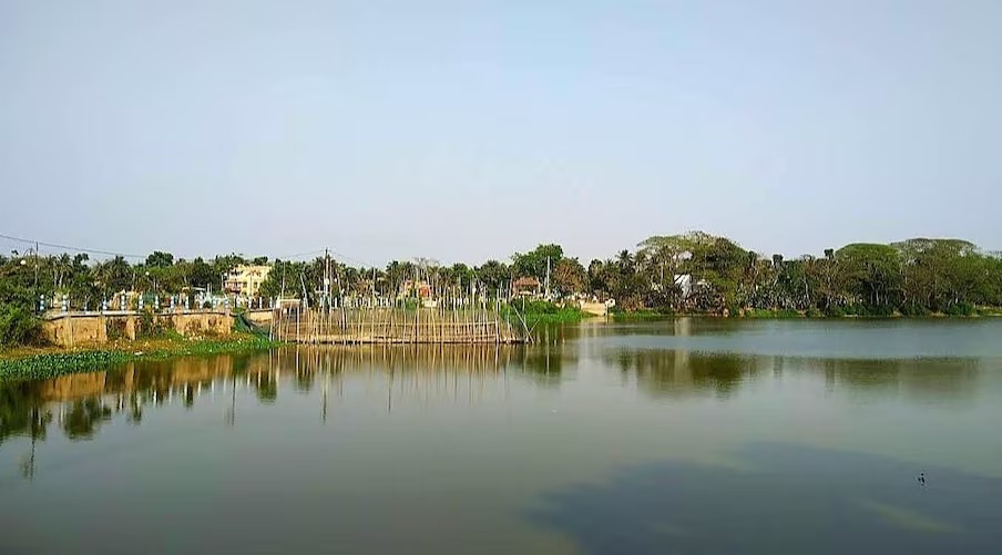  இங்குள்ள கோபார்தங்கா என்ற பகுதியில் உள்ள கங்கனா என்ற குளத்தில் உள்ளூர் குழந்தைகள் இருவர் குளித்துக் கொண்டிருந்தனர். அப்போது நீரில் மிதந்து வந்த வெள்ளை நிற லிங்கத்தை இந்தக் குழந்தைகள் கண்டெடுத்தனர். இதுகுறித்த தகவல் அப்பகுதியில் வேகமாகப் பரவியது. இந்த நிலையில், அங்குள்ள அர்ச்சகர் ஒருவர், இதனை பிரதிஷ்டை செய்வதற்காக கொண்டு சென்றார்.