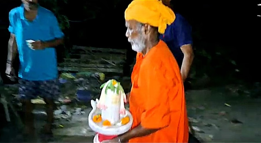  அதே சமயம், அமர்நாத், கைலாசா போன்ற புனித ஸ்தலங்களில் ஆங்காங்கே இயற்கையாகவே பனி லிங்கம் உருவாகி காட்சியளிப்பதையும் கூட நீங்கள் வீடியோக்கள் மற்றும் செய்திகளின் வாயிலாக அறிந்திருப்பீர்கள். அப்படியொரு நிகழ்வு தற்போது மேற்கு வங்க மாநிலத்தின் வடக்கு பர்கானாஸ் மாவட்டத்தில் நிகழ்ந்துள்ளது.