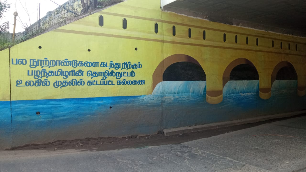 L  மாநகரில் உள்ள மேம்பாலங்களின் தூண்களில் அரசியல் கட்சிகளின் சுவரொட்டிகள், தனியார் நிறுவனங்களின் சுவரொட்டிகள்  ஓட்டப்பட்டு வருகிறது.